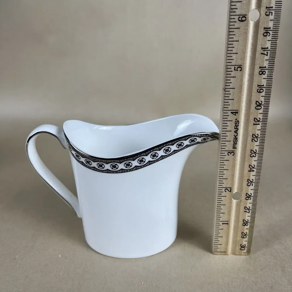 Wedgwood Contrasts bone china creamer Made‎ In England 1999